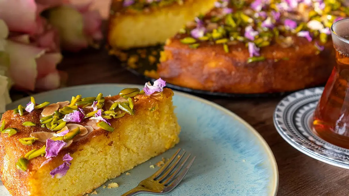 طرز کیک ماست زعفرانی؛ یک عصرانه دلچسب! 