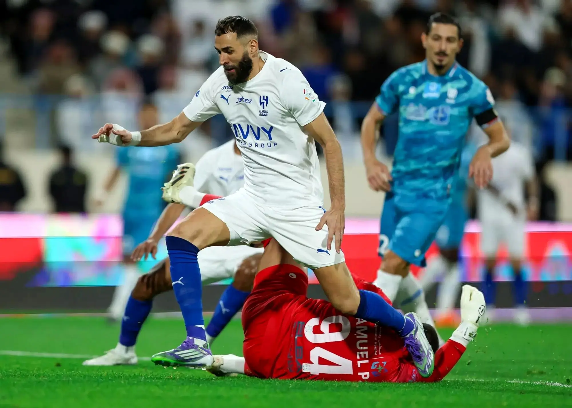 بلایی که کریم بنزما در عربستان سر رقیب درآورد