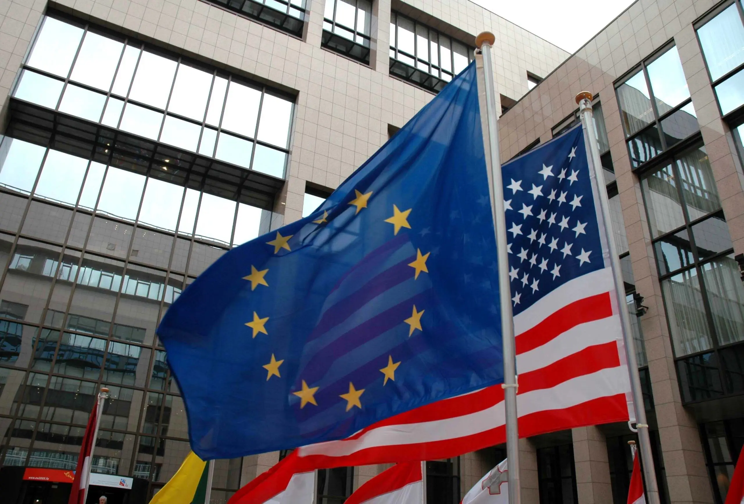 روزنامه سوئیسی : اروپا شریکی با حقوق برابر با آمریکا نیست