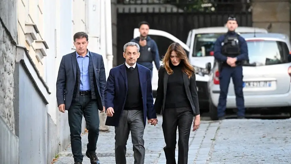 ببینید؛ نیکولا سارکوزی دست در دست همسرش در راه زندان