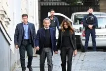 ببینید؛ نیکولا سارکوزی دست در دست همسرش در راه زندان