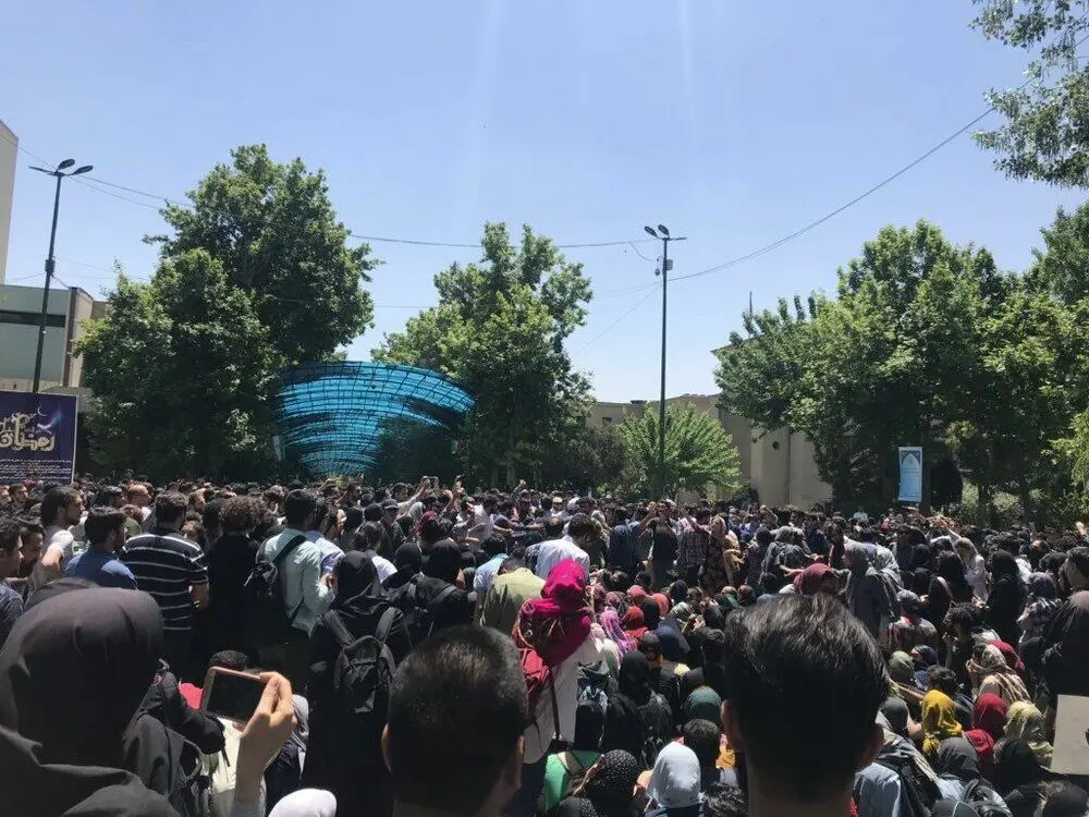  روزنامه کیهان: آنچه در دانشگاه اتفاق افتاد، تقابل فرزندان اصیل ایران با پادو‌های اجاره‌ای بود 