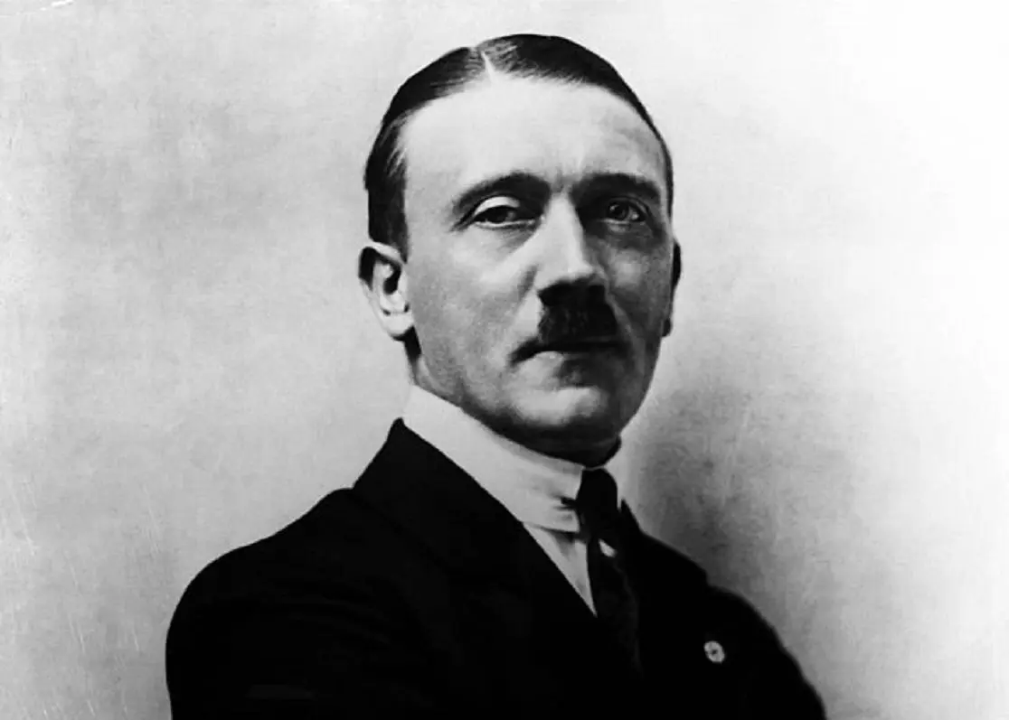 «آدولف هیتلر» در جوانی و با مدل سبیل متفاوت؛ سال 1295 