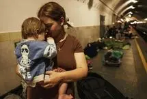 پناه گرفتن اوکراینی‌ها در کی‌یف هنگام حمله پهپادی روسیه