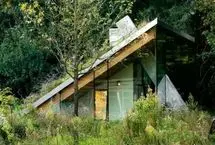 خانه‌ای رویایی که سقفش میزبان پرندگان و خفاش‌هاست