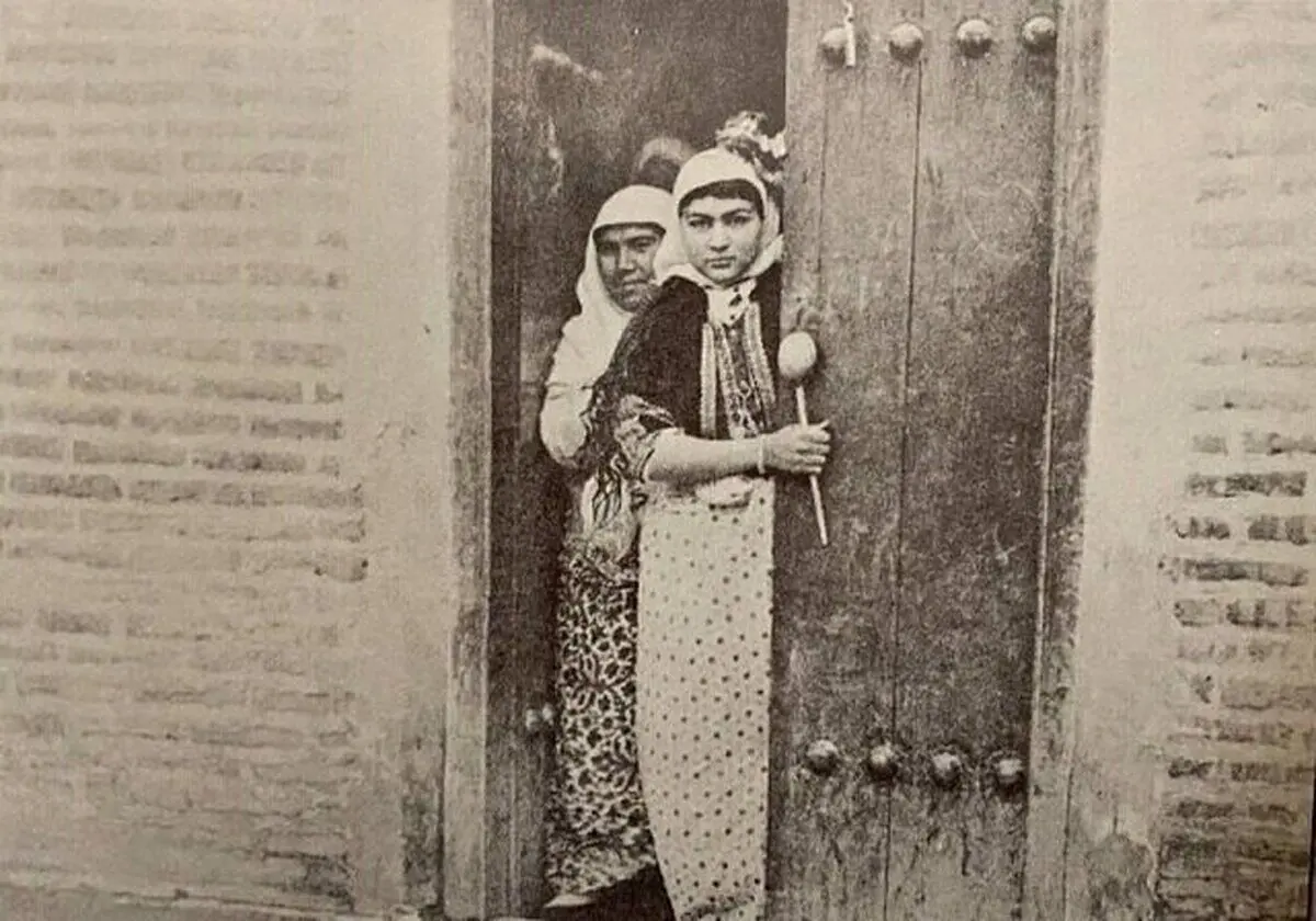 عکس یادگاری زنان ناصرالدین‌شاه در کنار یک خواجه