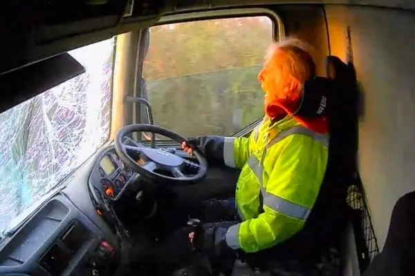 تصادف زنجیره‌ای کامیون به‌دلیل بخارگرفتگی شیشه