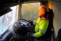 تصادف زنجیره‌ای کامیون به‌دلیل بخارگرفتگی شیشه