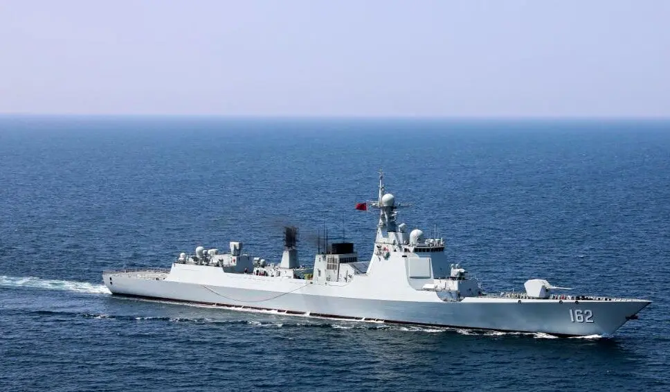 ناوشکن‌ های چین به سمت آب‌های ایران حرکت کردند