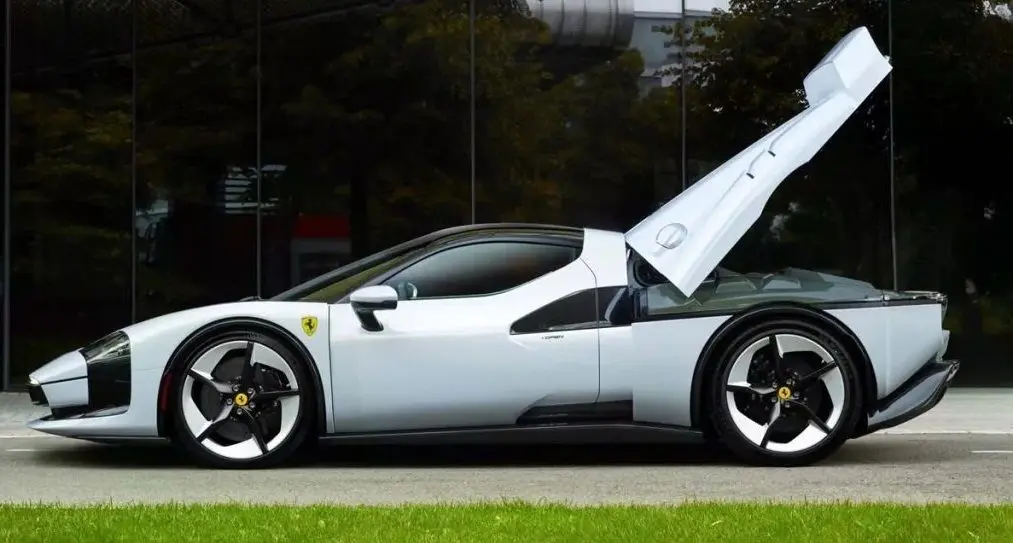 فراری SC40، ترکیبی از گذشته افسانه‌ای و آینده مدرن