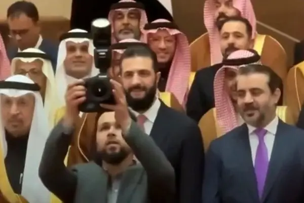 خنده جولانی به اقدام یک عکاس