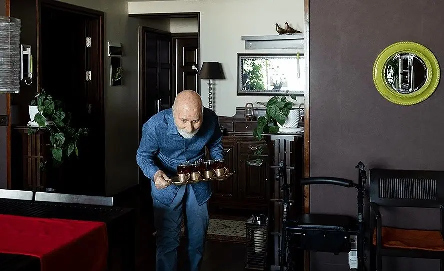 تصاویری از بهزاد نبوی در منزلش