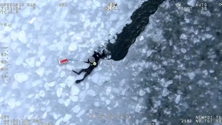 نجات دراماتیک سه نفر از خلیج یخ‌زده