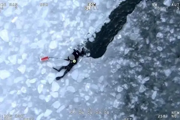 نجات دراماتیک سه نفر از خلیج یخ‌زده