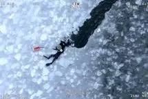 نجات دراماتیک سه نفر از خلیج یخ‌زده