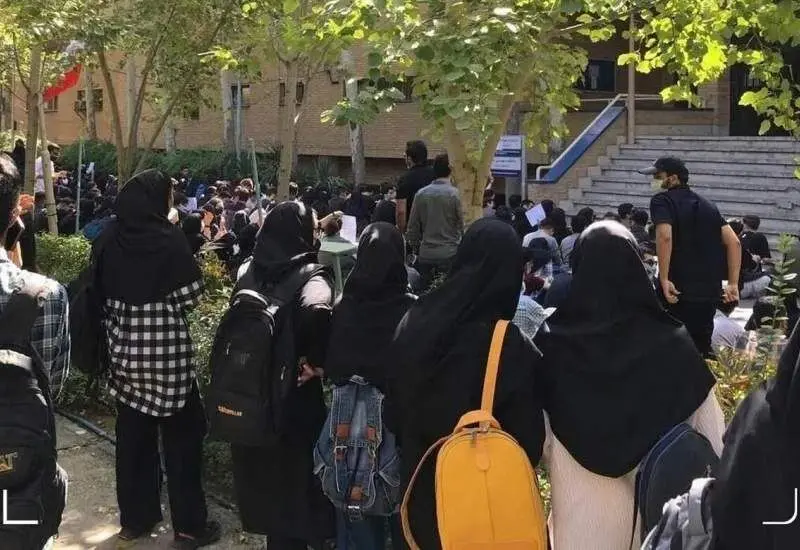 دانشگاه تهران: دو دانشجو به دلیل آتش‌زدن پرچم اخراج شدند
