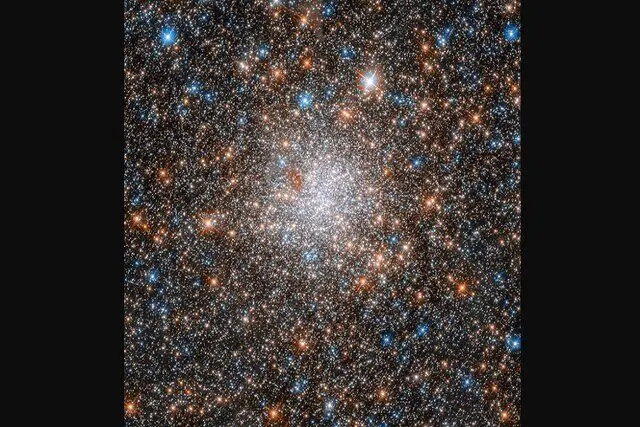 درخشش خیره‌کننده خوشه ستاره‌ای کروی در عکس روز ناسا
