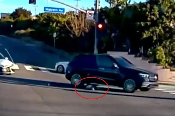 سقوط کودک از خودروی شاسی‌بلند درحال حرکت 