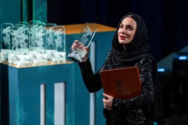 تصاویر؛ متن و حاشیه اختتامیه چهل‌وچهارمین جشنواره فیلم فجر