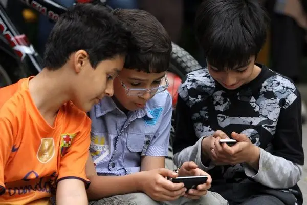 ببینید؛ سرقت موبایل ۳ نوجوان با ترفند چالش مجازی