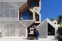تصاویر؛ این ساختمان مرزهای معماری سنتی ویلایی را جابه جا کرده‌ست
