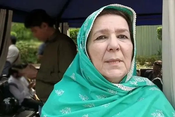 لحظه سقوط خواهر عمران خان در جوی آب