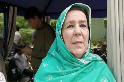 لحظه سقوط خواهر عمران خان در جوی آب