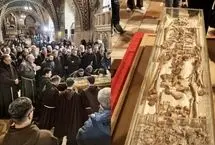 نمایش بقایای پیکر یک قدیس پس از ۸۰۰ سال