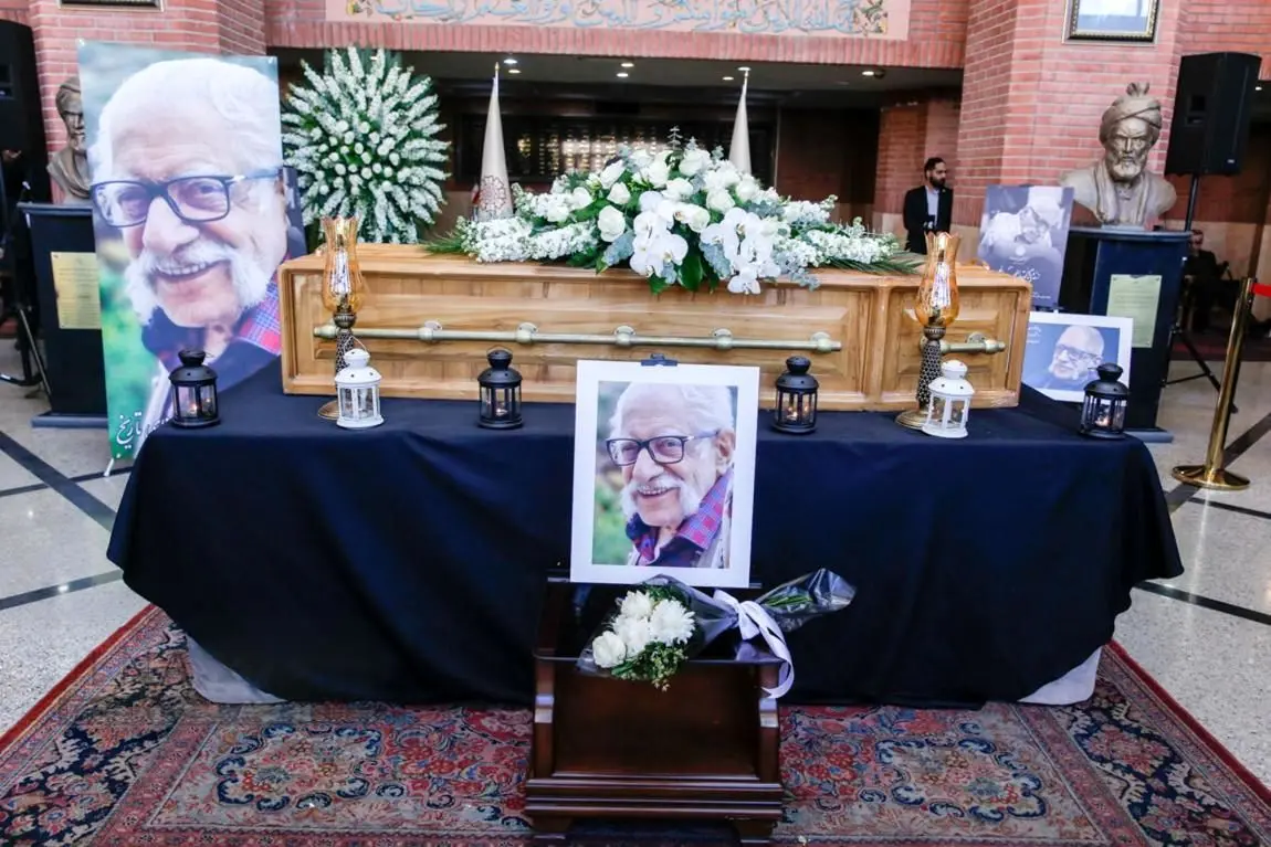 تصاویر؛ متن و حاشیه تشییع پیکر عبدالمجید ارفعی، مترجم منشور کوروش