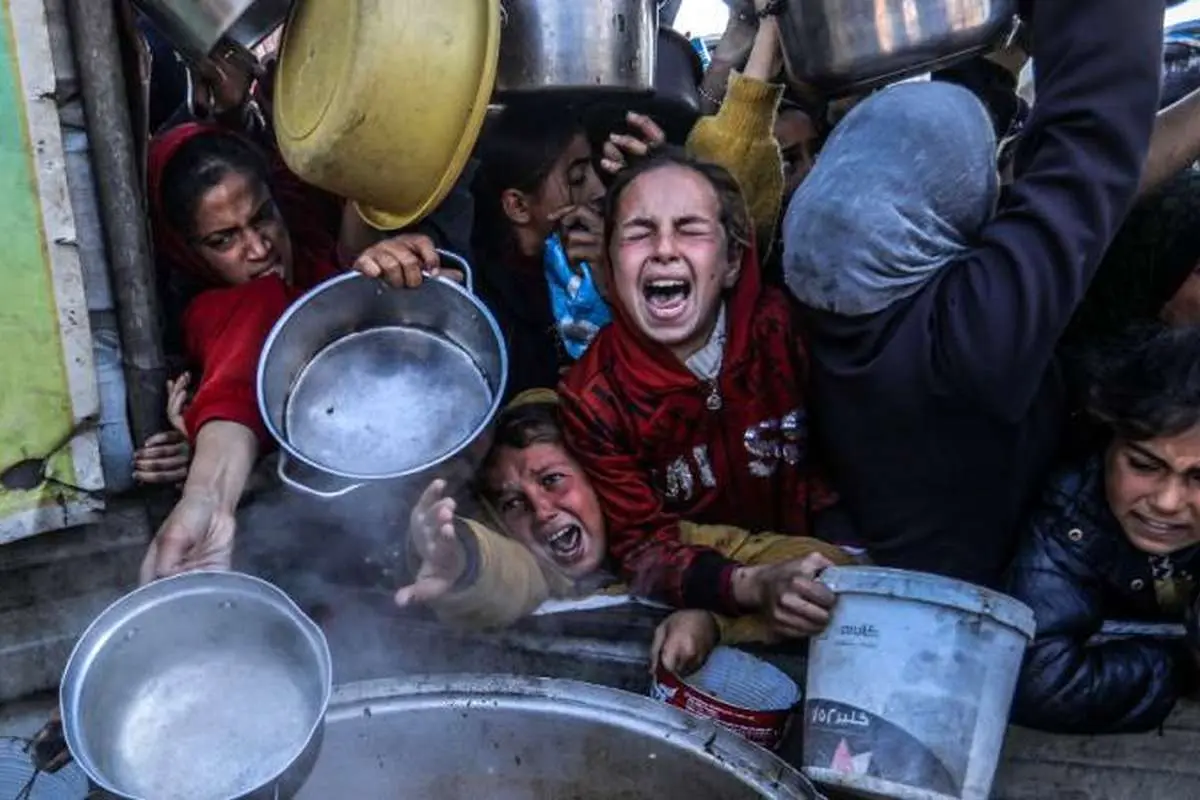 تصاویری دردناک از پدری فلسطینی و فرزندش در سطل زباله در غزه