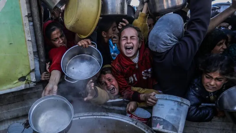 تصاویری دردناک از پدری فلسطینی و فرزندش در سطل زباله در غزه