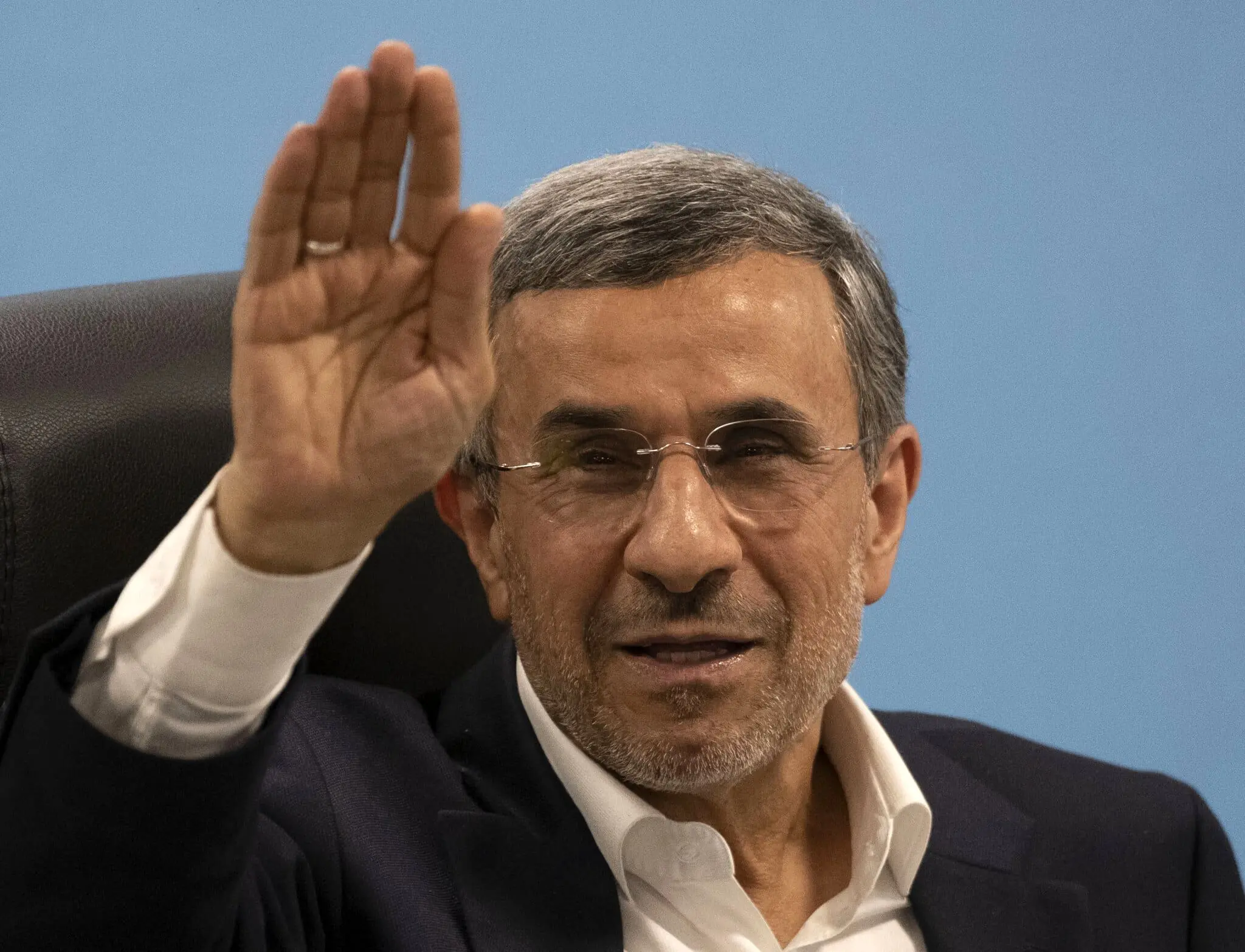 اگر احمدی‌نژاد ادعا کرد امام‌زمان یا حتی خداست، تعجب نکنید! 