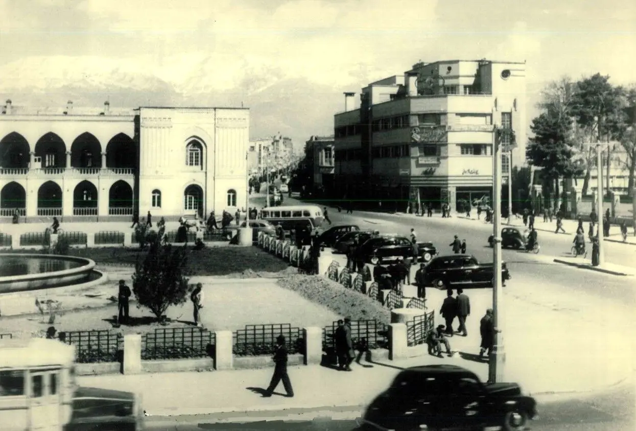 آب‌فروشان چهارراه مخبرالدوله ۸۰ سال پیش!
