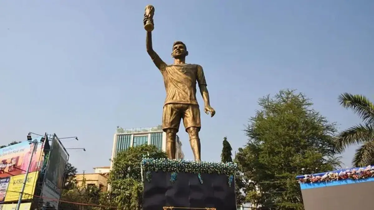 مجسمه مسی در هند پایین آورده می‌شود 