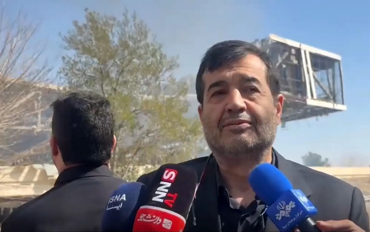 ببینید؛ وزیر ورزش در ورزشگاه تخریب شده آزادی لحظاتی بعد از حمله موشکی