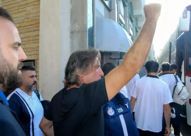 ژست جالب ساپینتو هنگام ورود به ورزشگاه 