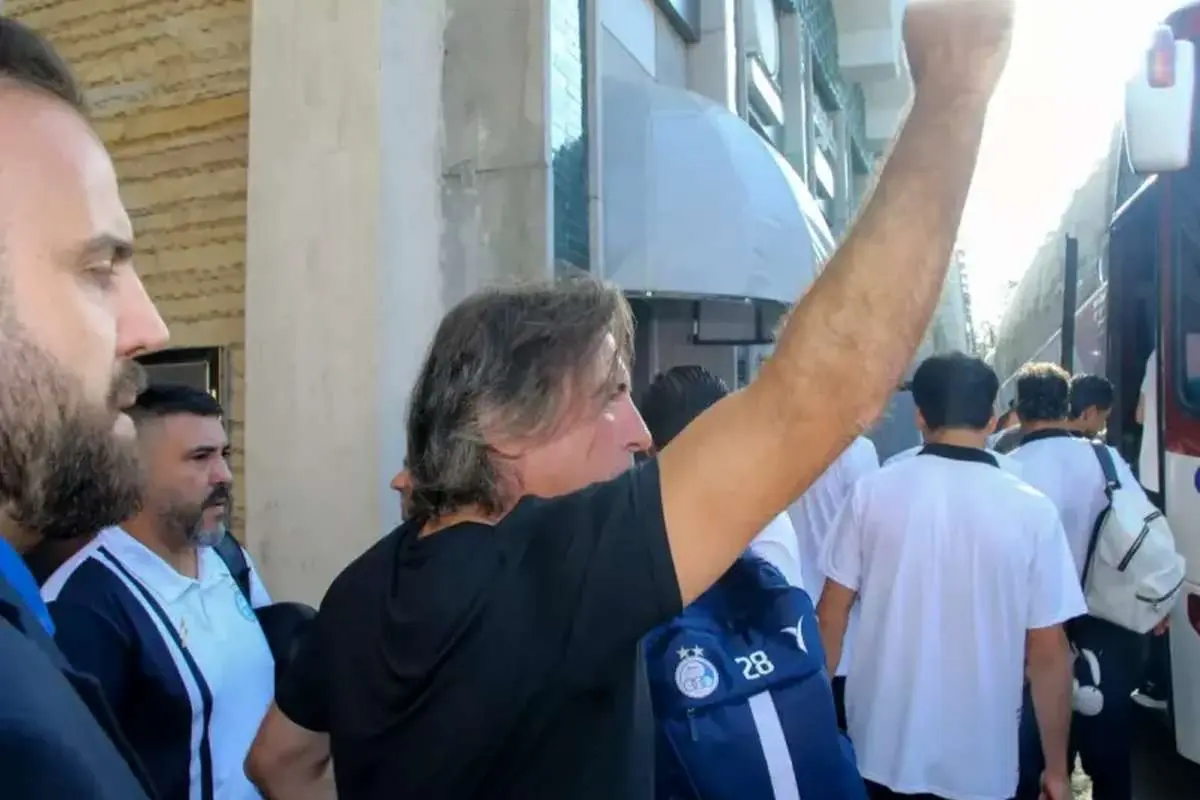 ژست جالب ساپینتو هنگام ورود به ورزشگاه 