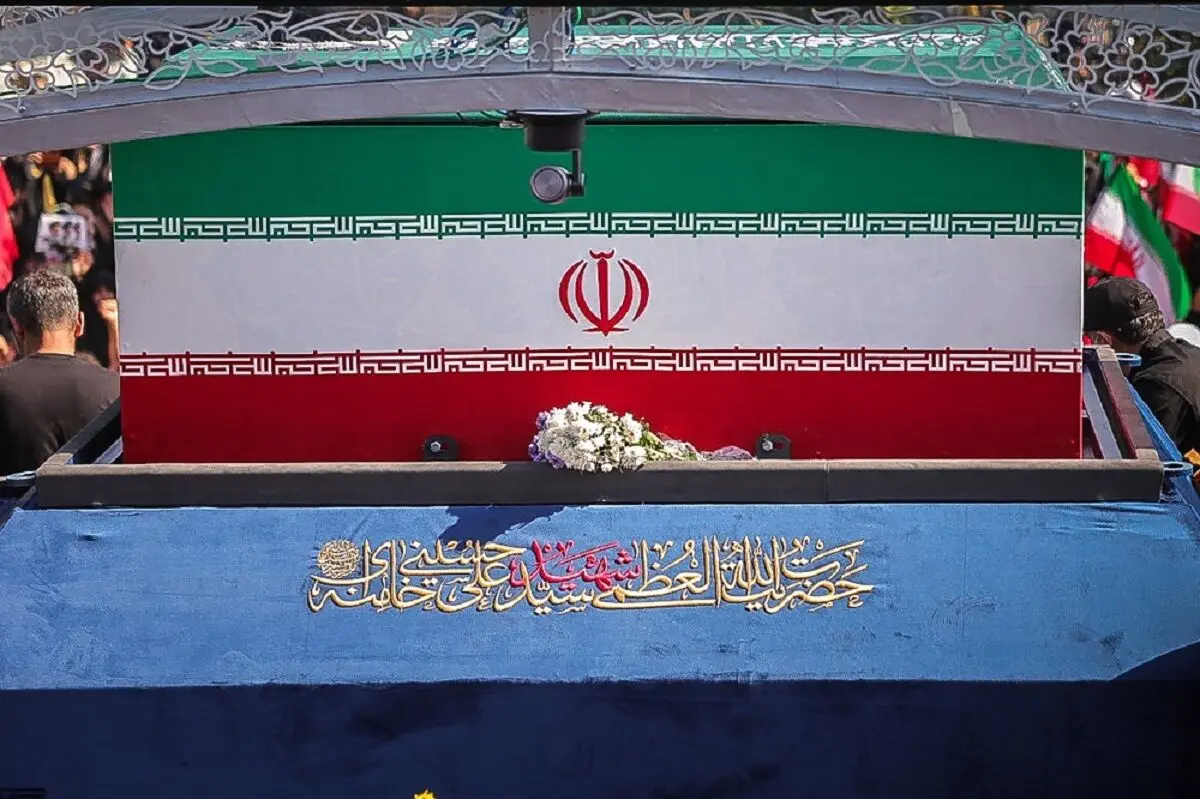 لحظه ورود پیکر رهبر شهید به حرم امام حسین در کربلا