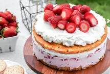 طرز تهیه کیک بستنی توت‌ فرنگی؛ یک دسر خنک و مجلسی