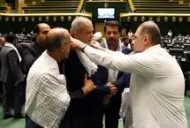 تصاویری از لحظه شعار دادن قالیباف و نمایندگان در صحن علنی مجلس