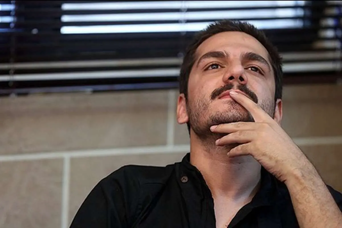 سلفی عباس غزالی با دخترش در آسانسور