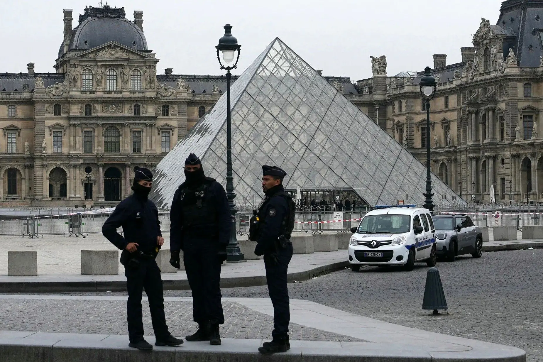 «لوور» تعطیل شد
