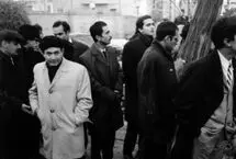 کیارستمی، شاملو و آل‌احمد در مراسم تشییع فروغ فرخزاد؛ سال ۴۵