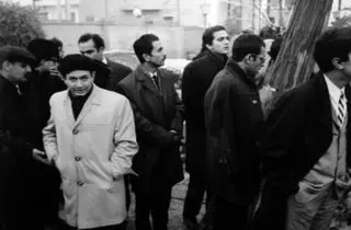 کیارستمی، شاملو و آل‌احمد در مراسم تشییع فروغ فرخزاد؛ سال ۴۵