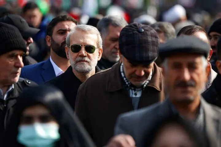 علی لاریجانی در مراسم تدفین سردار حاجی‌زاده
