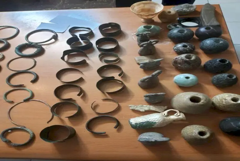 کشف ۲۰ قطعه شیء باستانی در استان لرستان