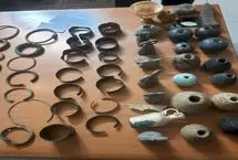 کشف ۲۰ قطعه شیء باستانی در استان لرستان