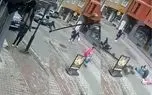 ببینید؛ سقوط هولناک چراغ‌برق روی یک زن در پی بی‌احتیاطی مرد مست