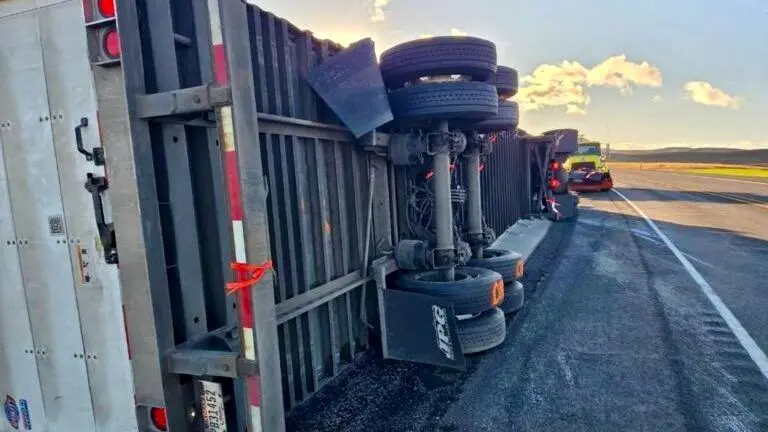 واژگون کامیون‌ها بر اثر باد شدید در غرب آمریکا