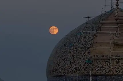 همنشینی ماه کامل و گنبد مسجد شیخ لطف‌الله اصفهان